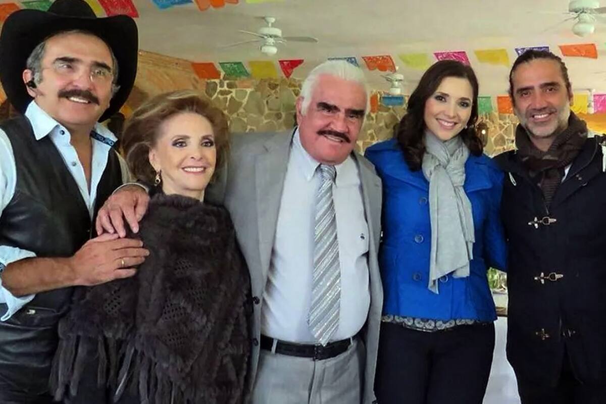 Familiares de Vicente Fernández lo recuerdan a un año de su partida