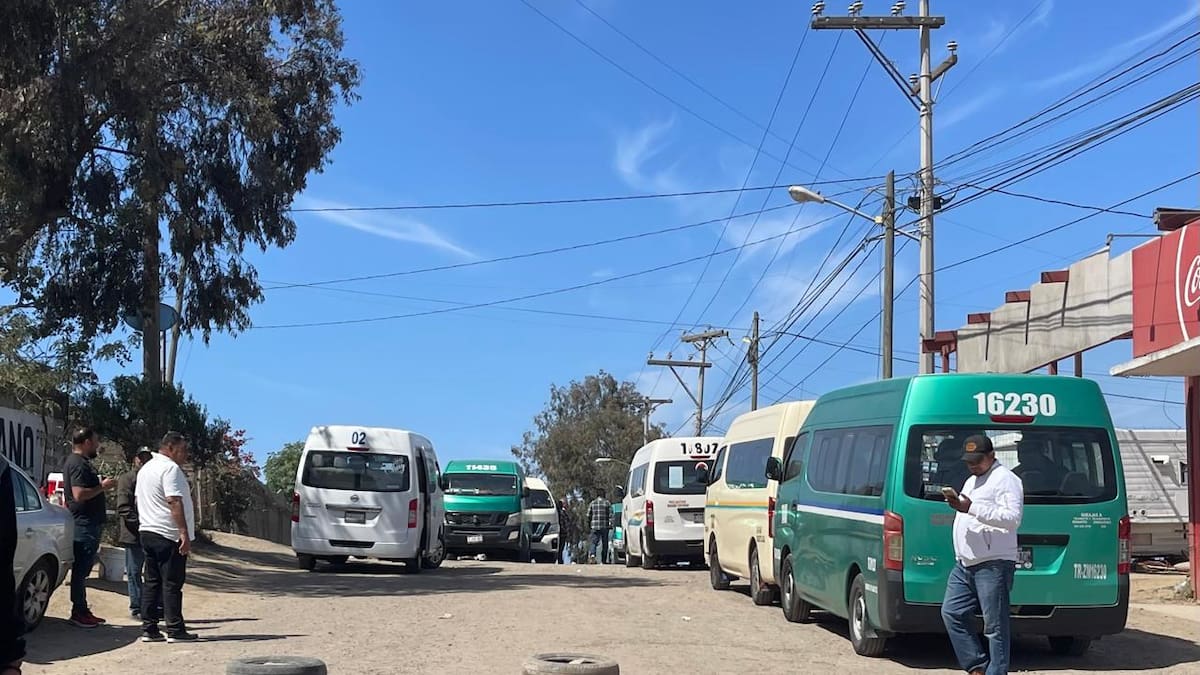 Bloqueo de taxistas en Rosarito continuará este miércoles; no hubo acuerdos con IMOS