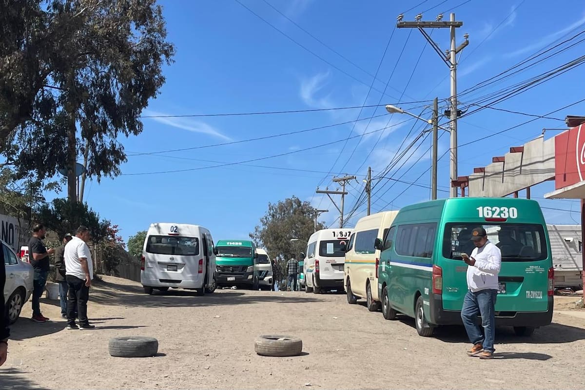 Bloqueo de taxistas en Rosarito continuará este miércoles; no hubo acuerdos con IMOS