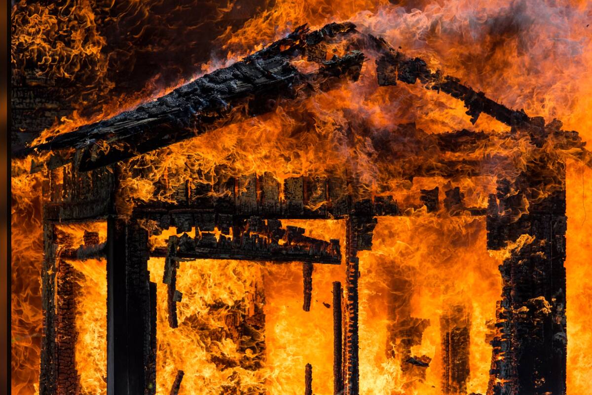 Hombre ebrio incendia su casa con toda su familia dentro en Guasave, Sinaloa