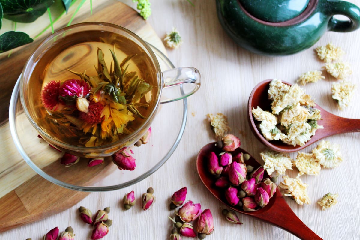 Té e infusiones: beneficios, precauciones y cómo elegir la mejor opción para tu salud