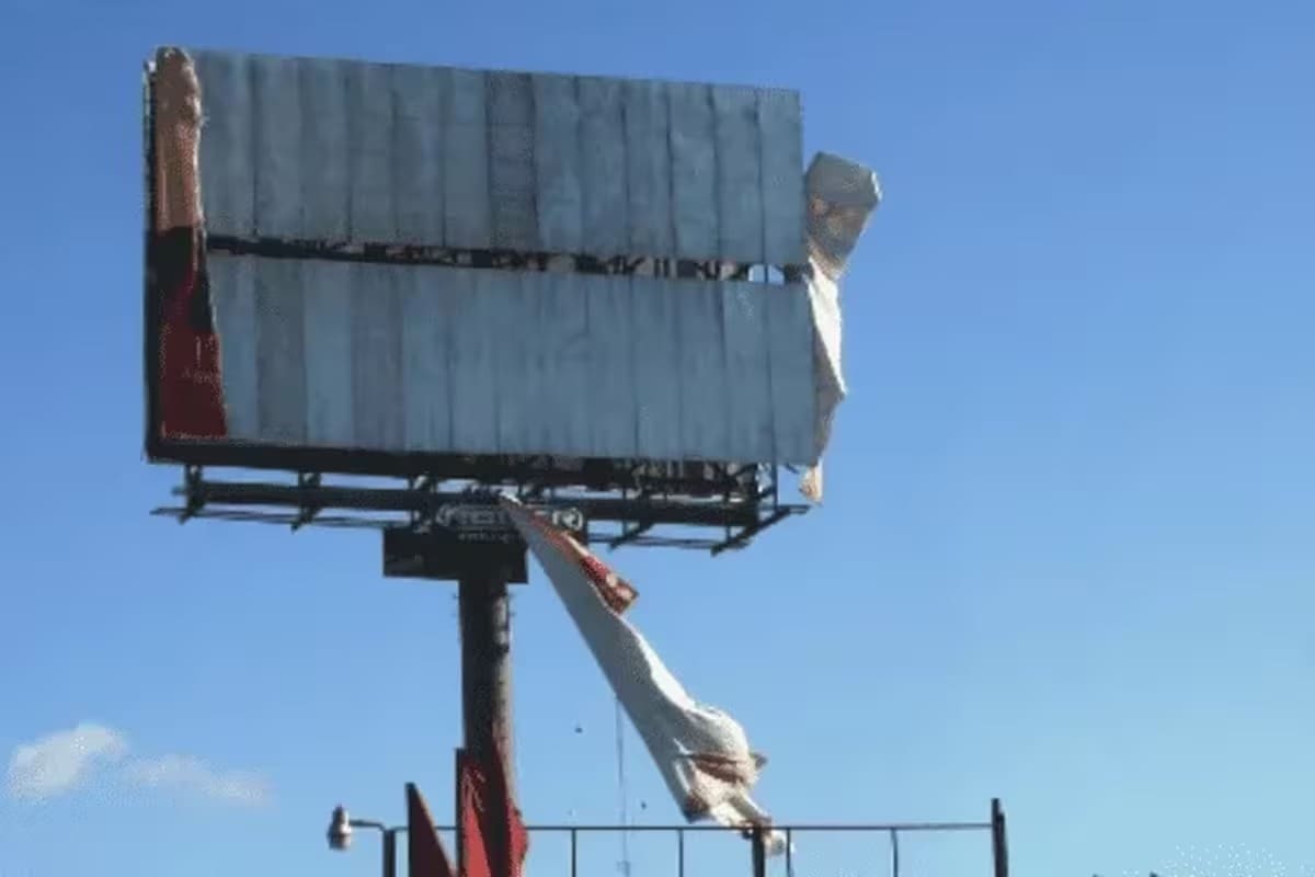 Analizan comenzar a retirar espectaculares irregulares