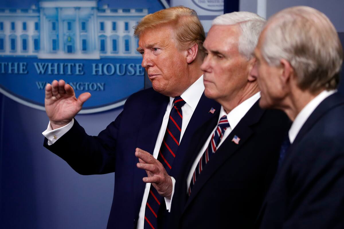 El presidente Donald Trump habla sobre el coronavirus en la sala de prensa James Brady, en Washington, el jueves 2 de abril de 2020, mientras el vicepresidente Mike Pence y el asesor comercial de la Casa Blanca Peter Navarro lo escuchan. (AP Foto/Alex Brandon)