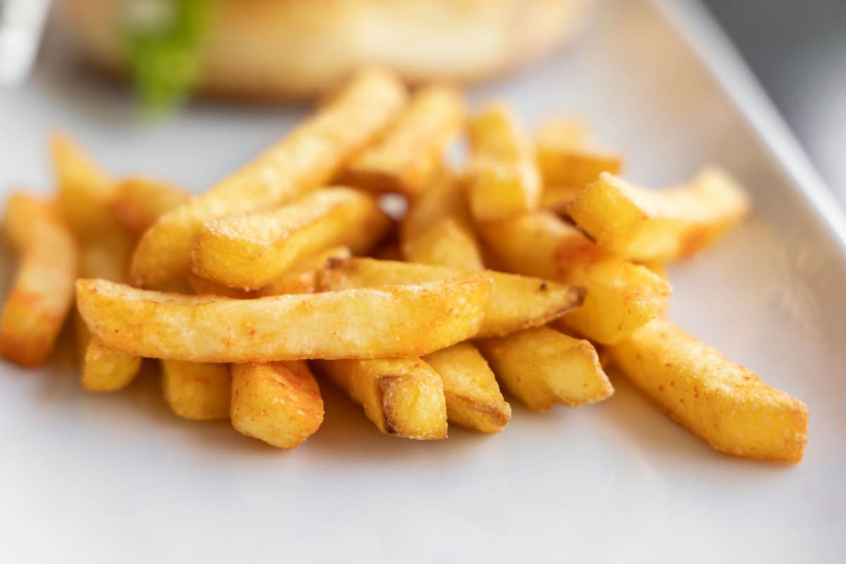 Expertos gastronómicos recomiendan el blanqueo con vinagre durante 20 minutos, una estrategia que asegura frituras con menos grasa y una resistencia estructural superior validada por chefs internacionales