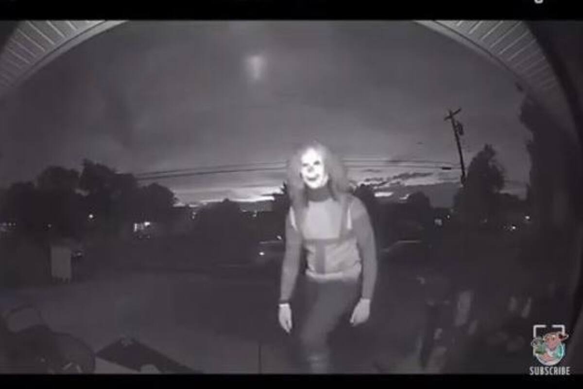 Viral: Un payaso entra al porche de una familia