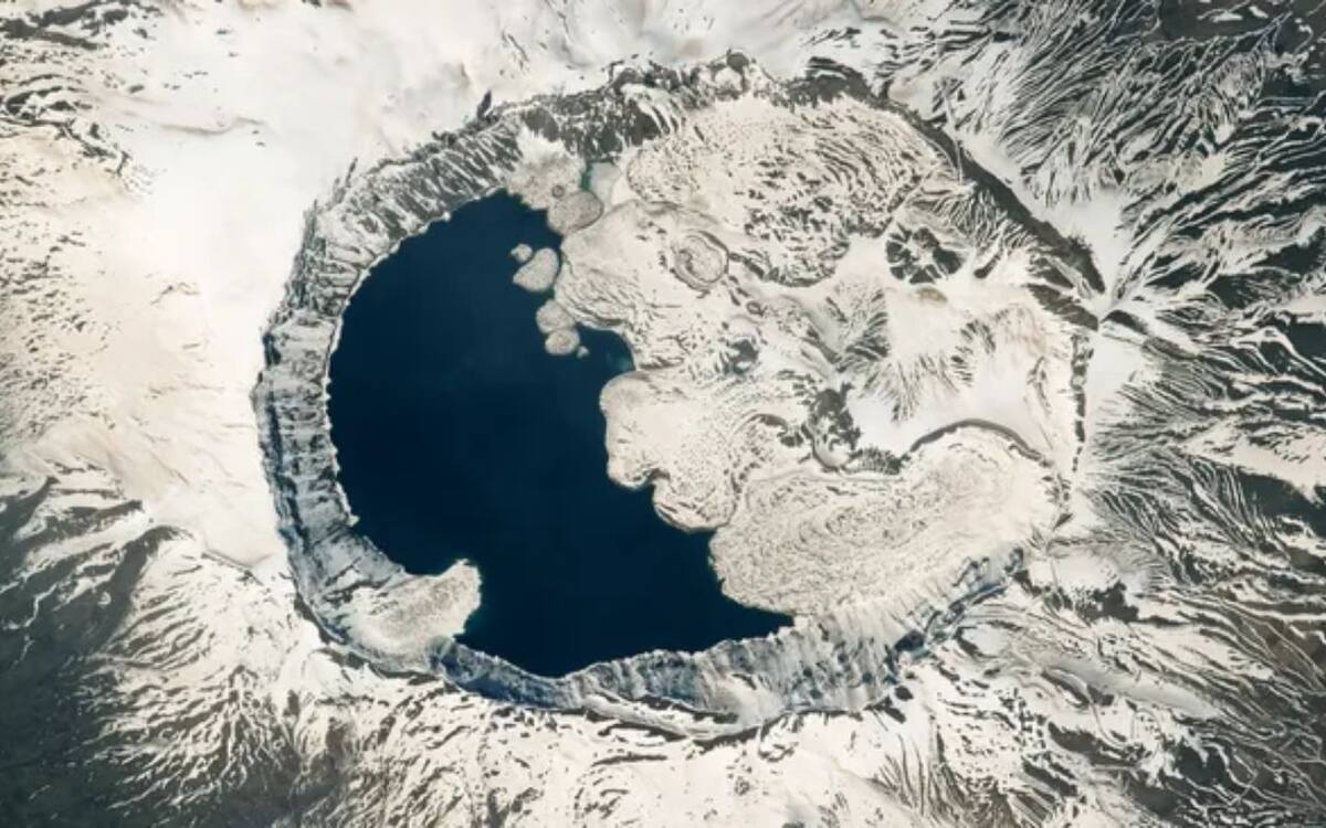 El lago de la caldera, con una profundidad máxima de 577 pies, añade a la belleza y singularidad del paisaje (Amber Turner/Jacobs-JETS II/ NASA-JSC)