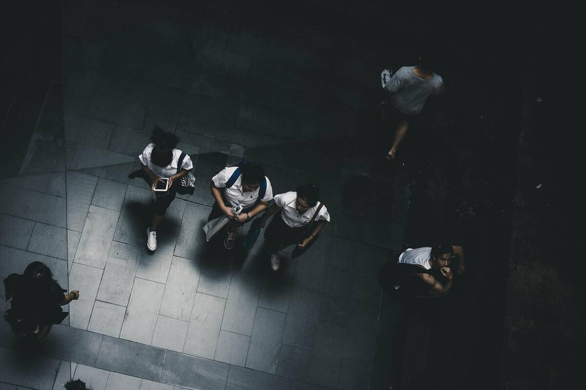 Madre denuncia a dos jóvenes por golpear a su hijo al salir de la escuela