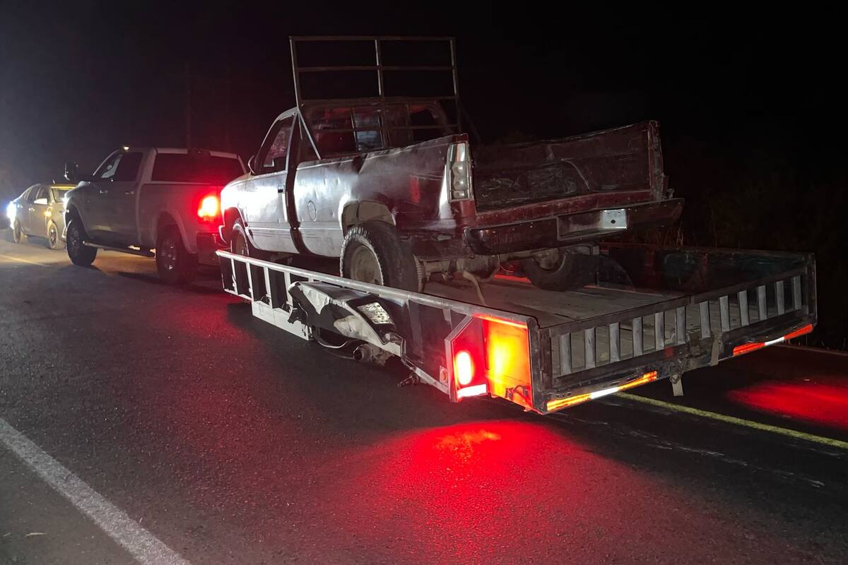 Persona queda atrapada tras choque entre pickup con batanga y otro vehículo