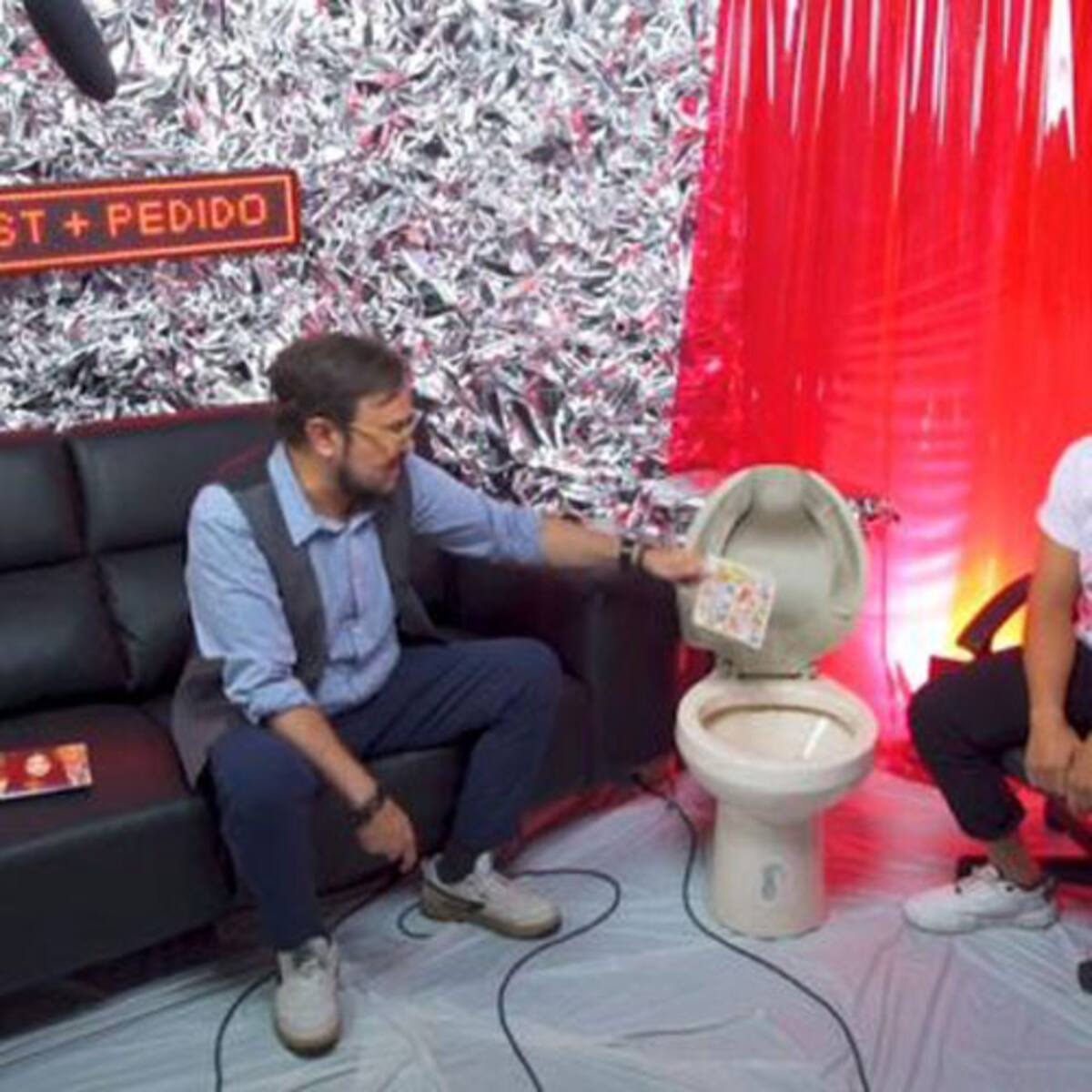 Aleks Syntek al momento de tirar al inodoro el álbum de Karol G.