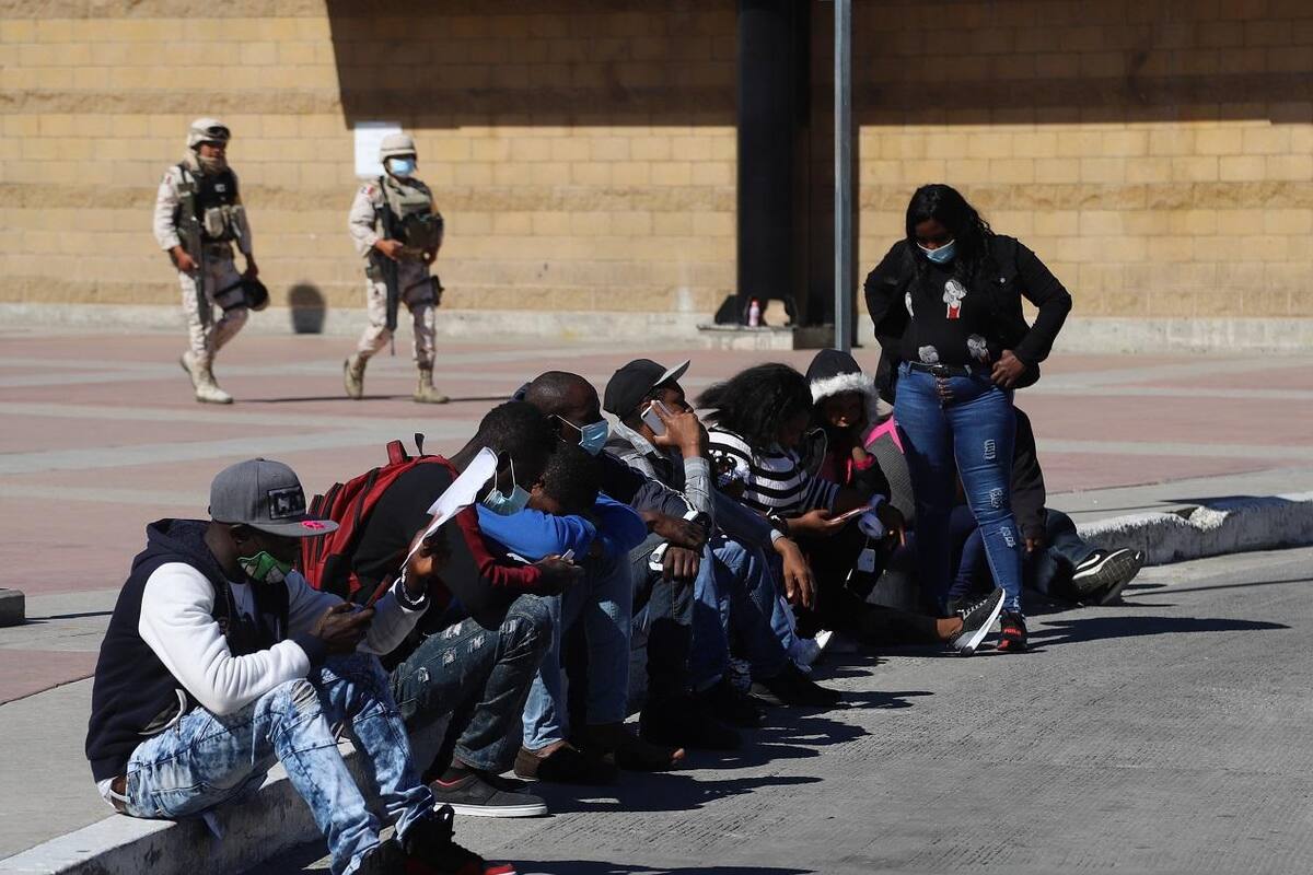 Migrantes en garita de Tijuana no lograrán un estatus migratorio en EU con cerrar puentes o carriles: Ebrard