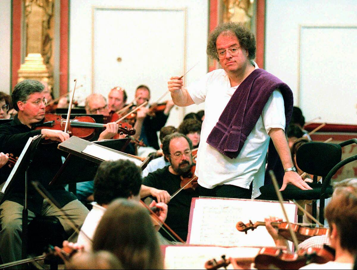 ARCHIVO - James Levine dirige la Orquesta Metropolitana de Nueva York durante un ensayo para una actuación en Viena el 11 de mayo de 1996. Levine, director de la Ópera Metropolitana de Nueva York por más de cuatro décadas que fue obligado a retirarse parcialmente cuando su salud declinó y más tarde fue despedido por acusaciones de conducta sexual inapropiada, murió de causas naturales el 9 de marzo de 2021. Tenía 77 años. (AP Foto/Ronald Zak, Archivo)