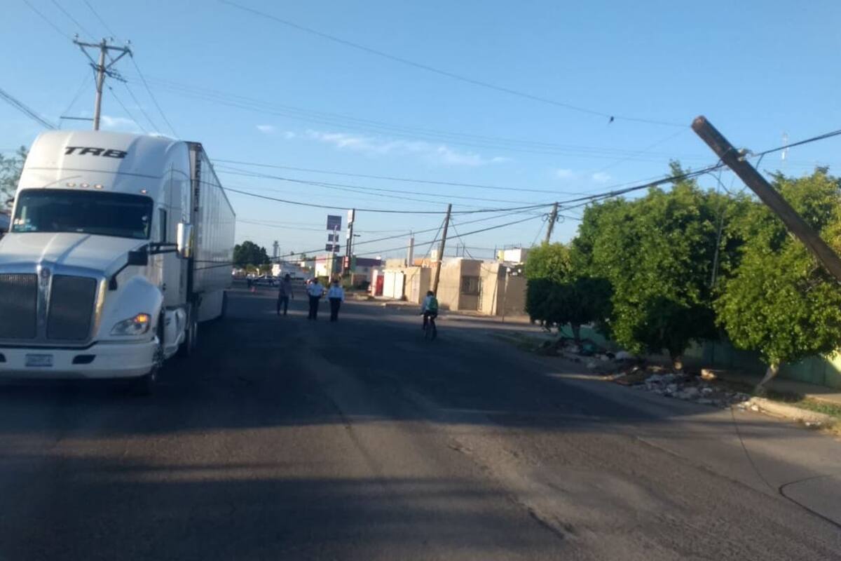 Tráiler derriba tres postes en la colonia Álvaro Obregón