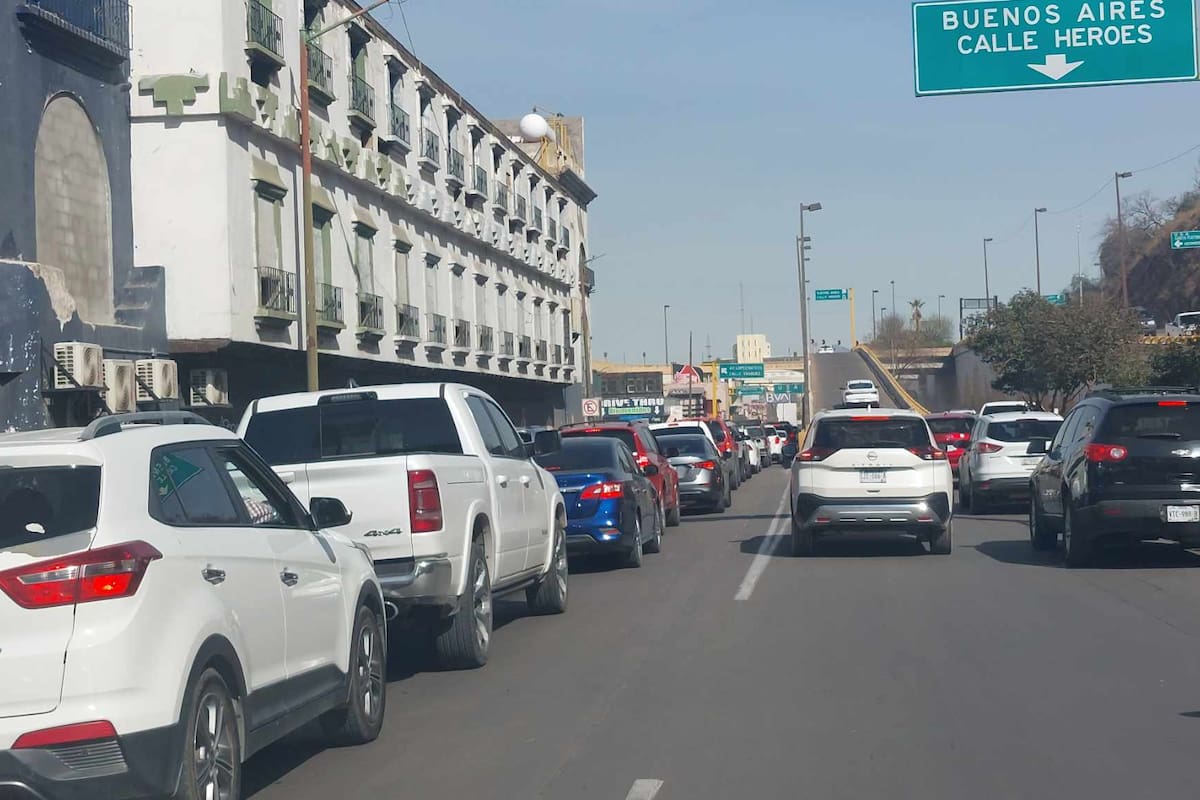 Siguen las largas Filas para cruzar a EU por las garitas de Nogales