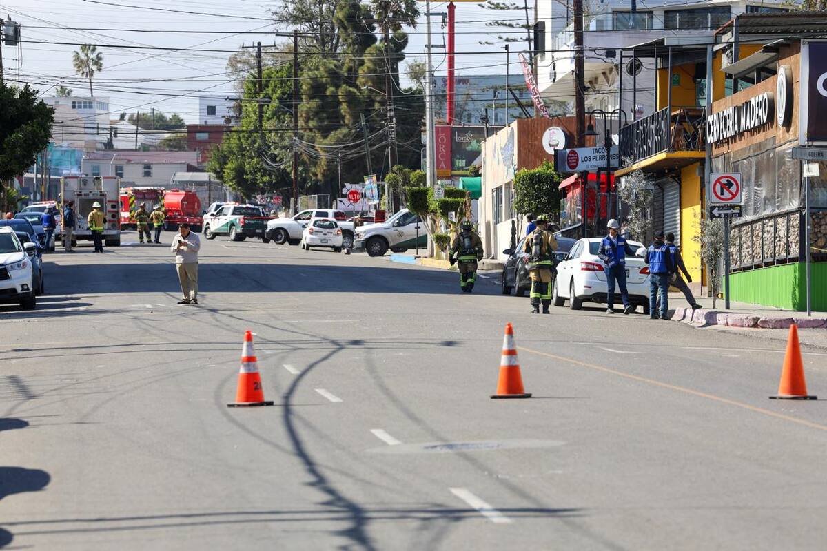 Explota alcantarilla en la Madero; evacuan a 127 personas