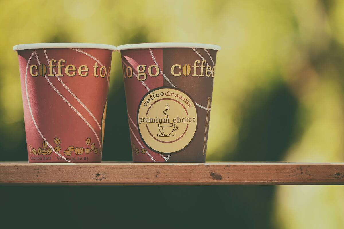 Policía revisa el vaso de café de un hombre para verificar su excusa por no usar mascarilla