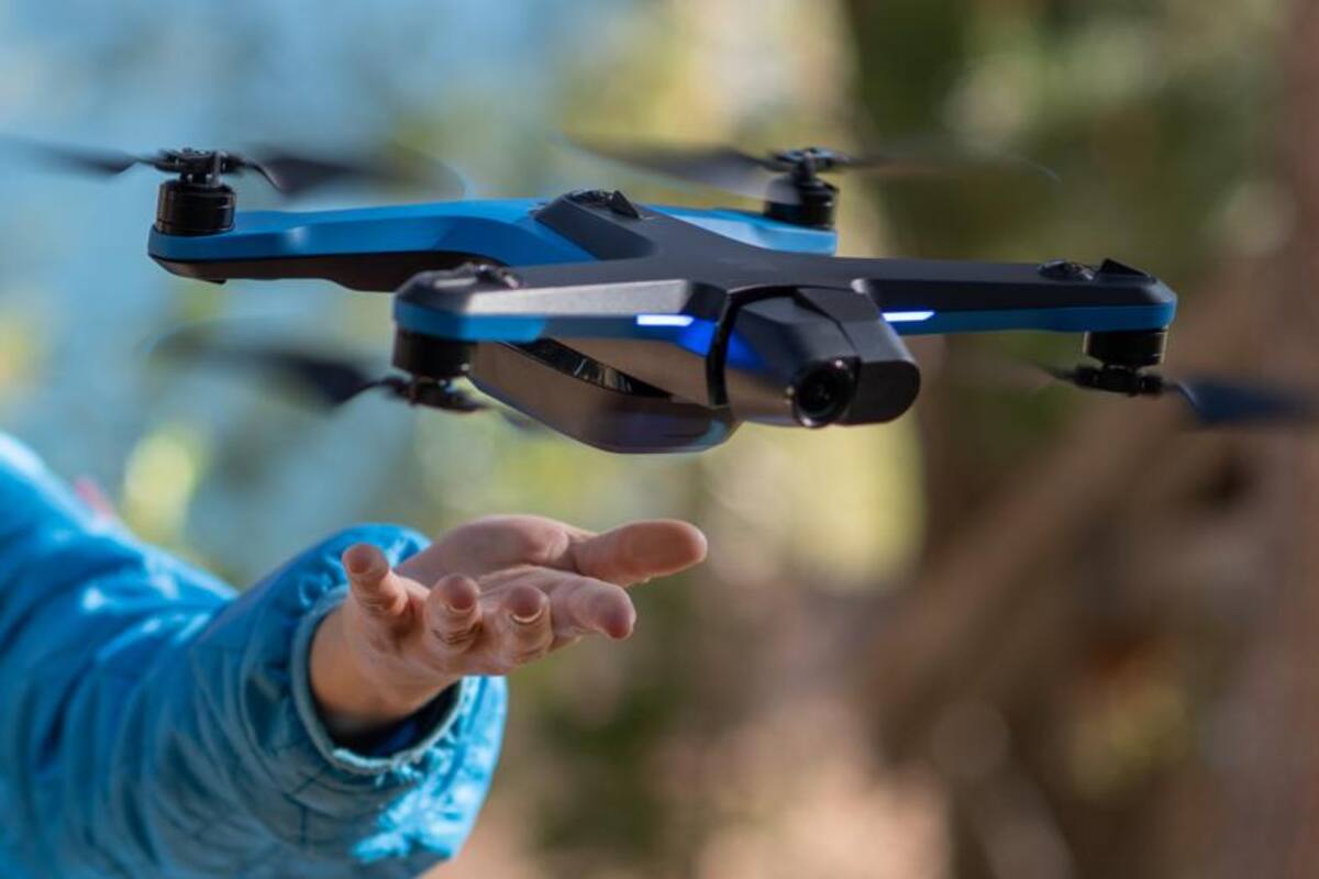 Le manda a su vecina dron con tierno mensaje: “Para una belleza en cuarentena”