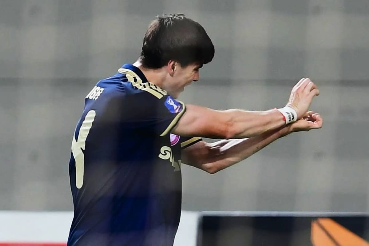 Armando ‘Hormiga’ González anotó su primer gol en Europa con Olympiacos y lo celebra con un ‘Hadouken’