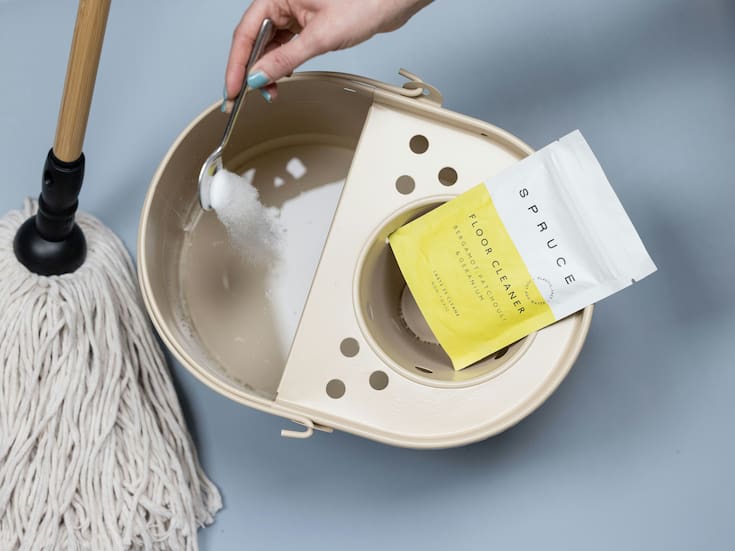 El error que casi todos cometemos al trapear y cómo limpiar bien sin esparcir suciedad