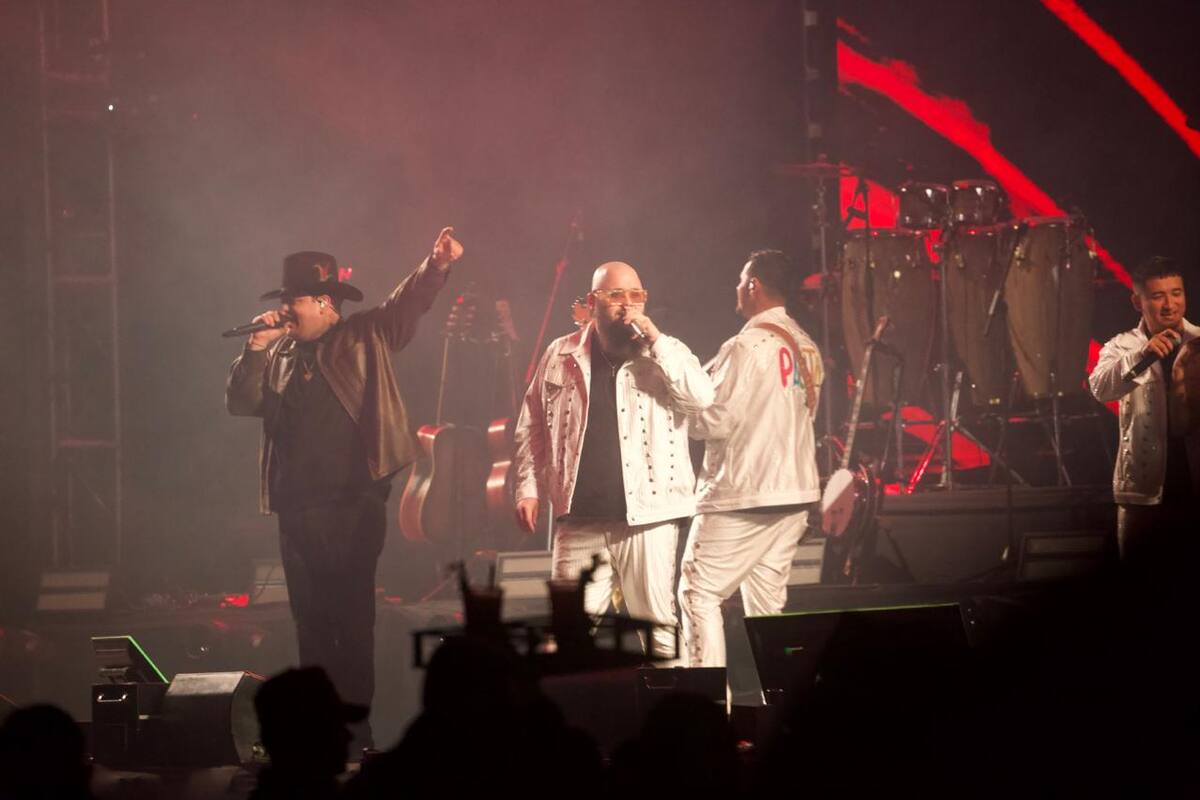 Los presentes bailaron y cantaron conocidos temas como “Simplemente amigos”, “Ni pariente somos”, “Acábame de matar” y su tema “Te dejo por la paz”.