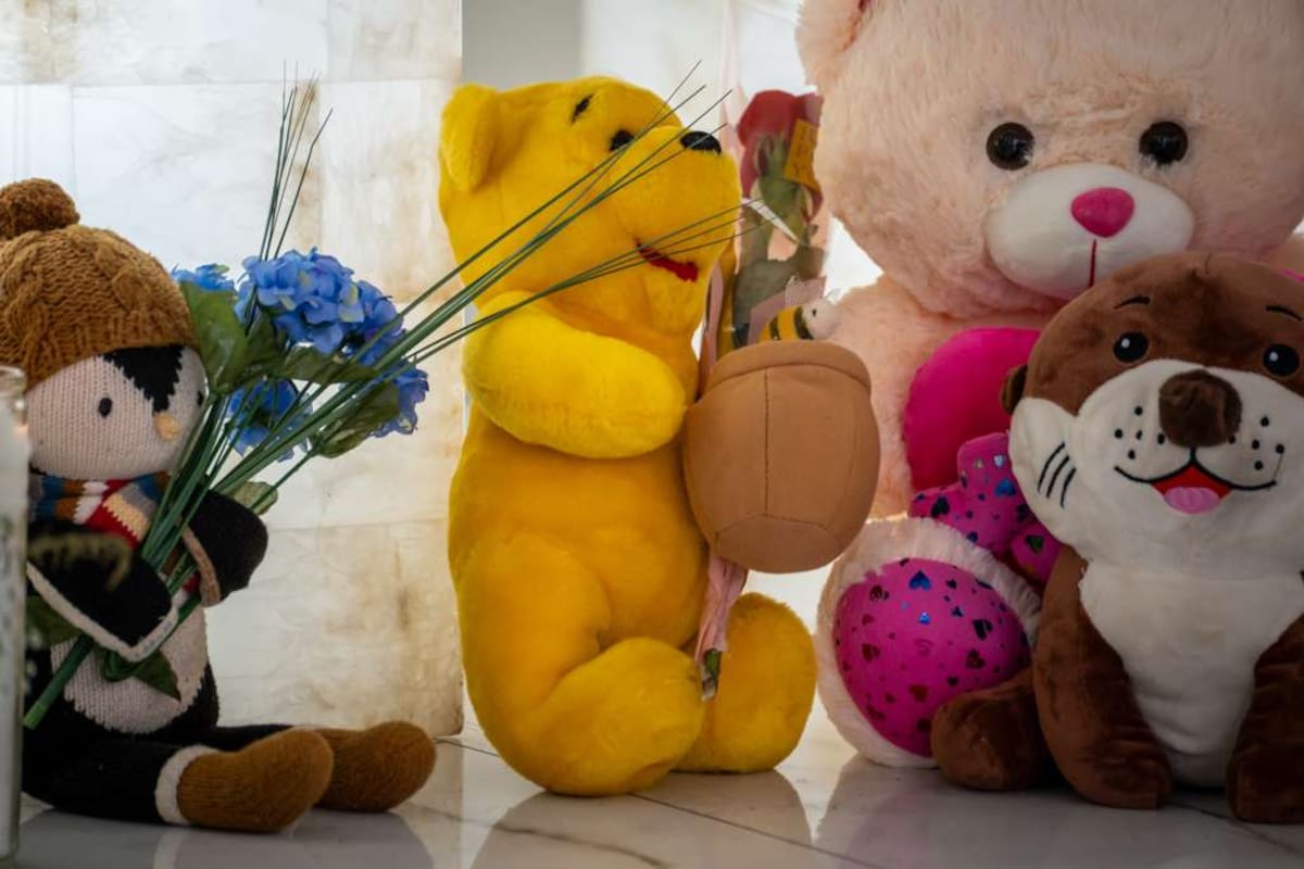 Entre flores, peluches y los dulces que más le gustaban, familiares y seres queridos despidieron a la menor durante los servicios funerarios en la funeraria El Paraíso, en la Zona Centro. Foto: Border Zoom