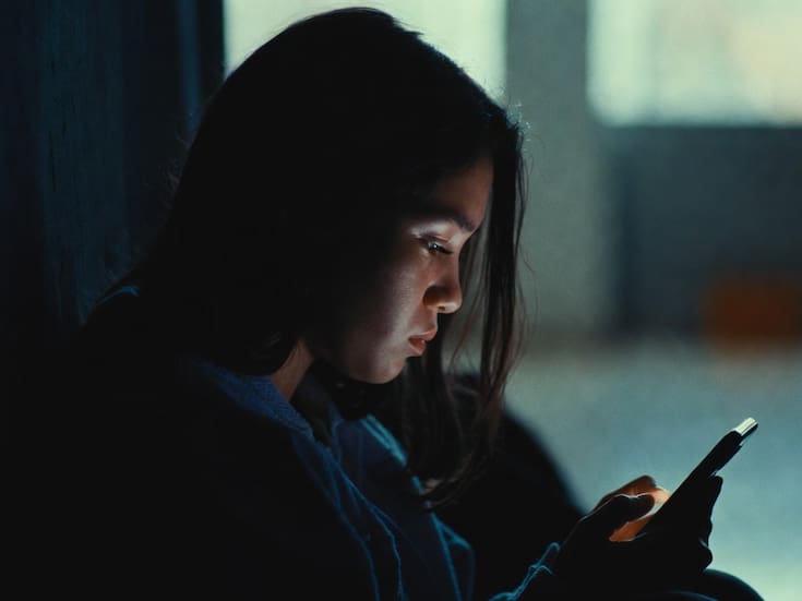 Uso excesivo de redes sociales eleva hasta 40% el riesgo de soledad en jóvenes, revela estudio