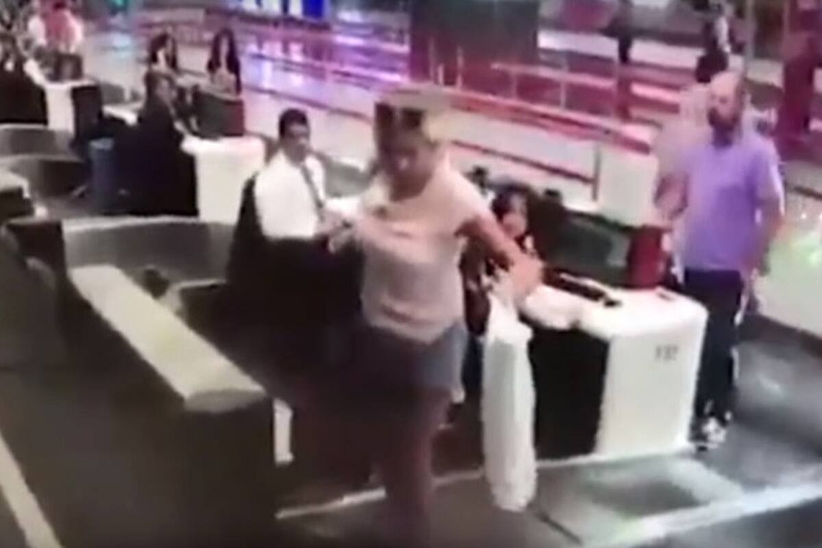 Viajera se sube a la cinta para equipaje pensando que la llevaría hasta el avión