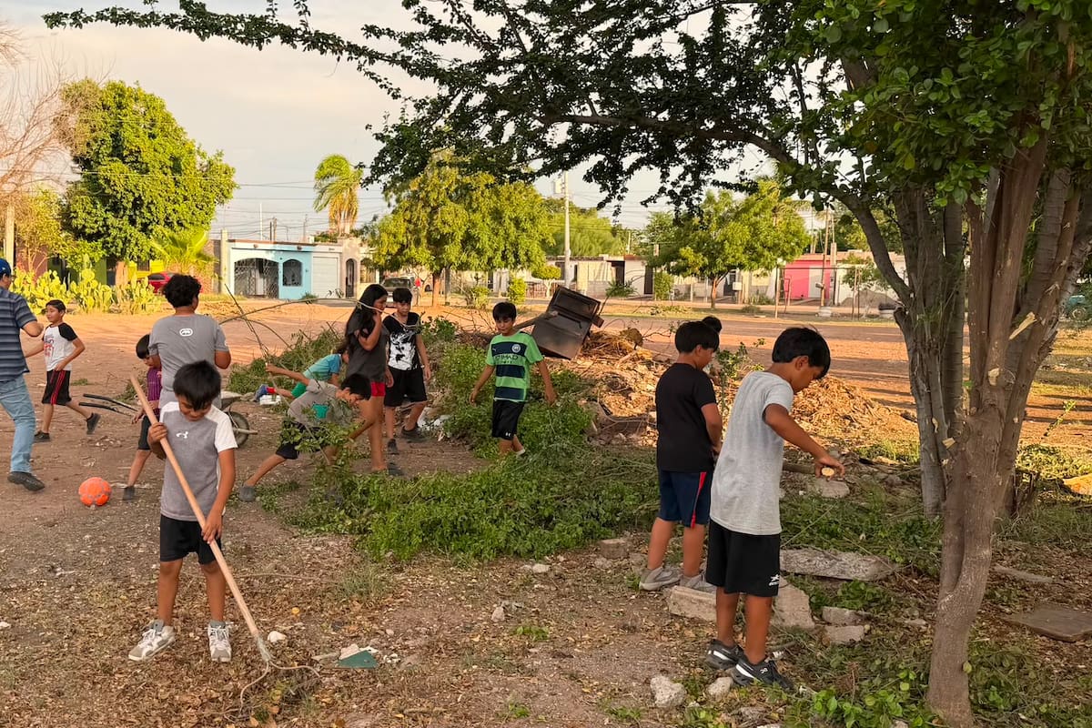 Niños limpian parque para convertirlo en canchas de futbol en la colonia Santa Fe