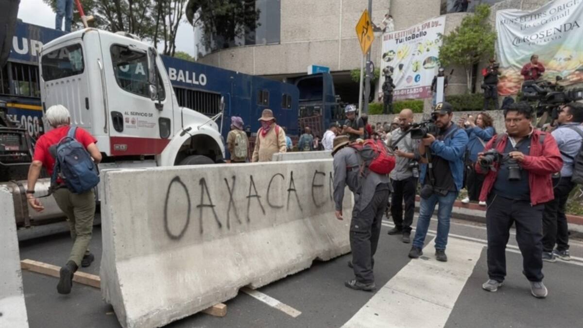 Policías frenan avance de la CNTE rumbo al estadio del Mundial 2026; crece la tensión antes de la inauguración