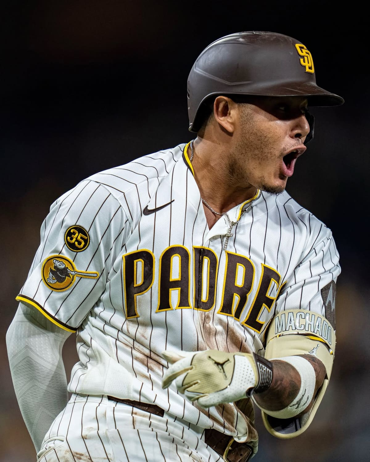 Manny Machado celebra su jonrón mientras recorre las bases. (Foto: @padres)