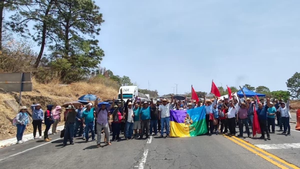 Integrantes del Consejo Supremo Indígena de Michoacán bloquean la autopista Morelia-Guadalajara, una de las cuatro vías cerradas este martes como parte de la movilización. (@CNI_Mexico)