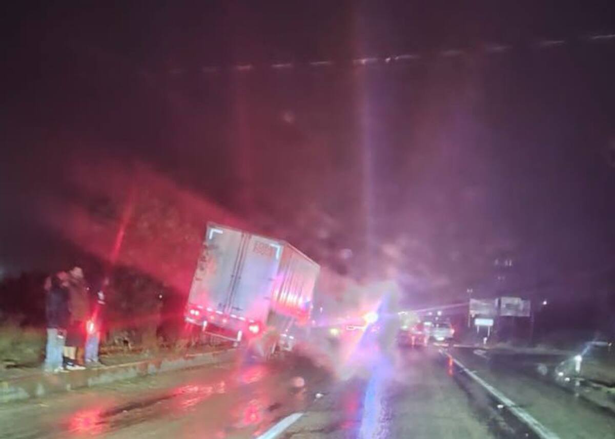 Un tractocamión se subió a un camellón donde quedó embancado, se prestó apoyo vial y se le dio aviso a Guardia Nacional quien se hizo cargo del hecho.