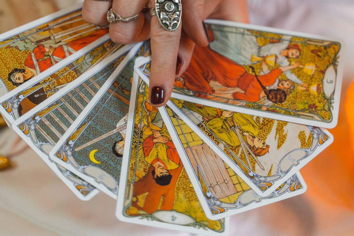 La frustración en el mundo del tarot ha llevado a la creación de Moonlight, una plataforma lanzada en marzo de 2023 por Danielle Baskin, que busca resolver problemas de impersonación y legitimar el espacio del tarot|Foto: Canva