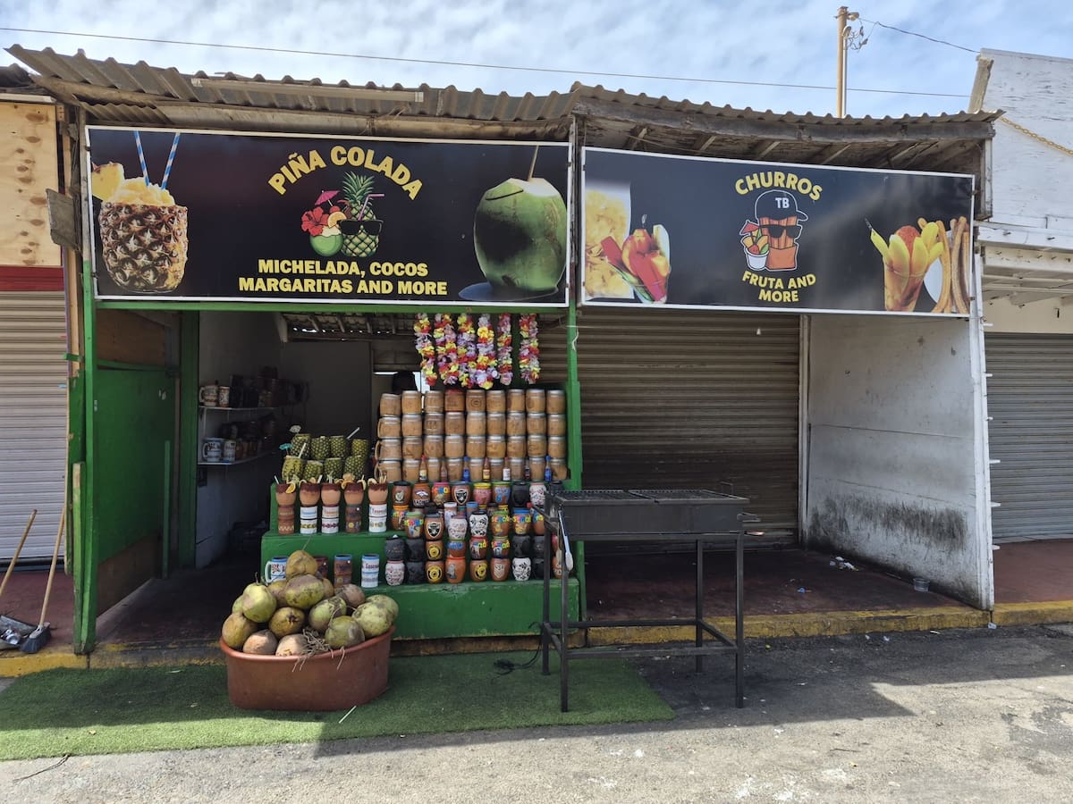 Vendedores de La Bufadora aseguraron que la polémica por el cobro de 145 dólares por dos piñas coladas ha reducido la afluencia de clientes y obligado a los visitantes a preguntar precios antes de comprar. Foto: Cortesía