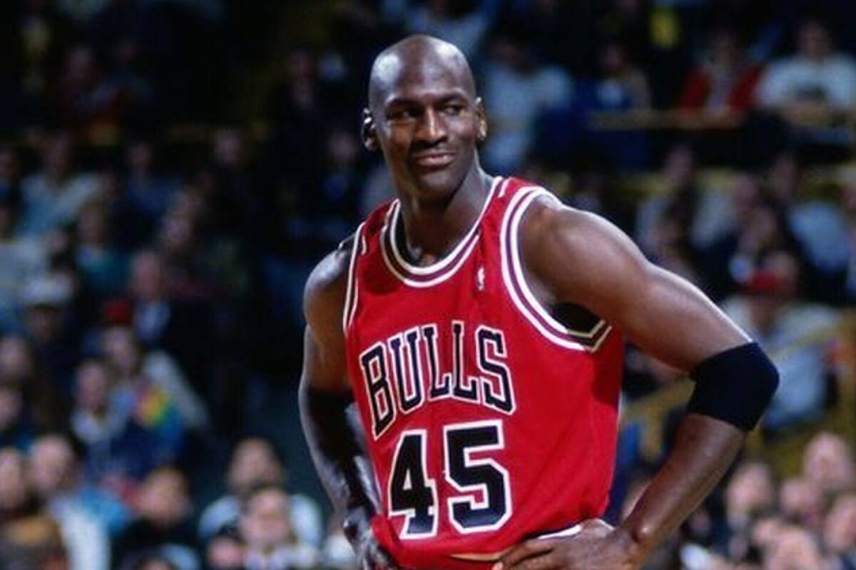 Tarjeta autografiada de Michael Jordan se vende por 2.9 millones de dólares en subasta