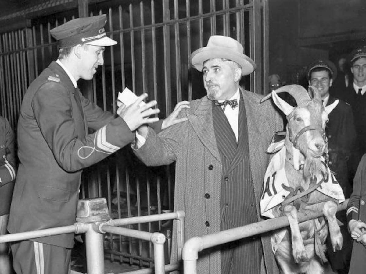 El señor Sianis en la entrada del Wrigley Field con su cabra Murphy. (Foto: Redes sociales)