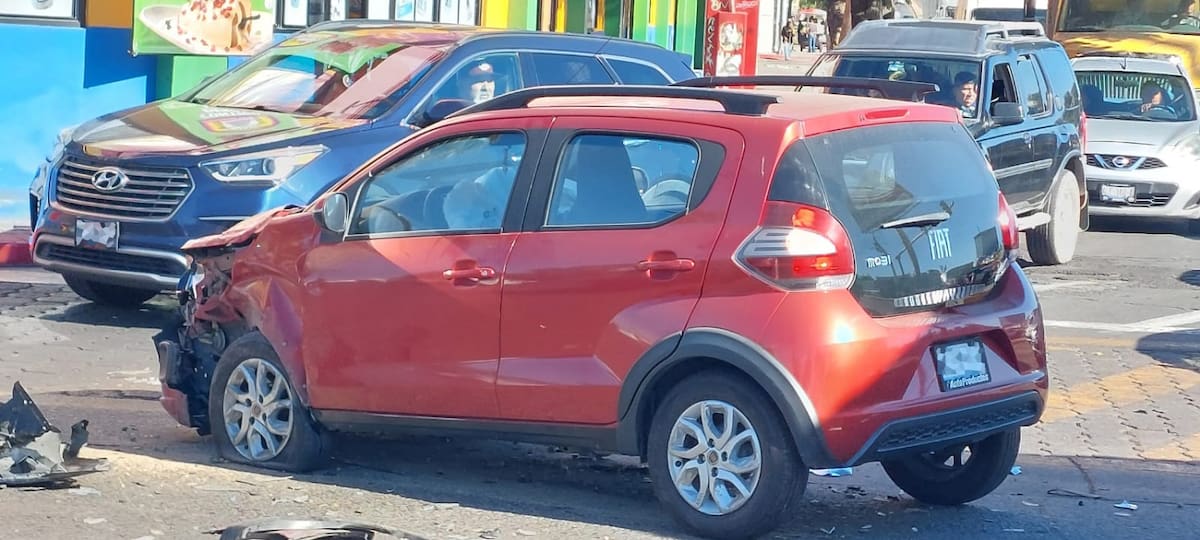 El automóvil FIAT marrón fue golpeado por el vehículo azul.