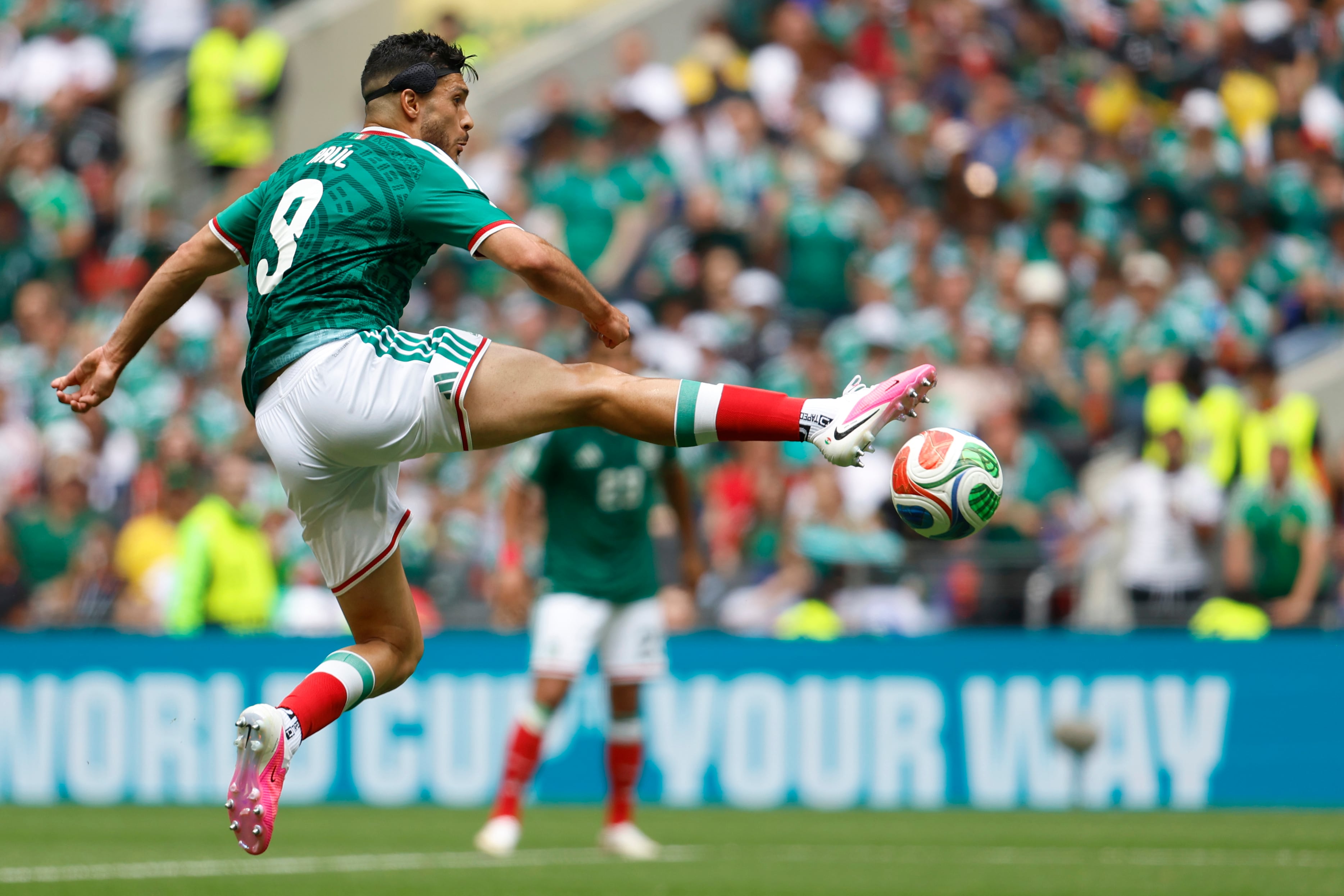 Raul Jimenez de la Selección Mexicana intenta conectar el balón. EFE/ Sashenka Gutierrez
