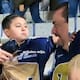 Aficionado de Pumas conmueve al llorar con su hijo tras la derrota y pedirle un abrazo; el momento se vuelve viral