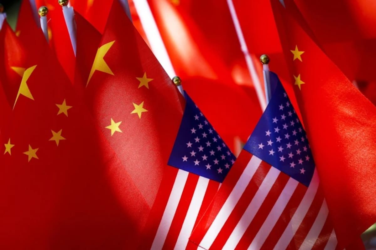 Banderas de China y Estados Unidos. | Crédito: AP