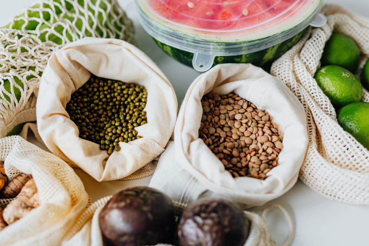 Acompañar las lentejas con alimentos como limón, jitomate o naranja puede ayudar a mejorar la absorción del hierro y apoyar la prevención de la anemia. Foto: Pexels