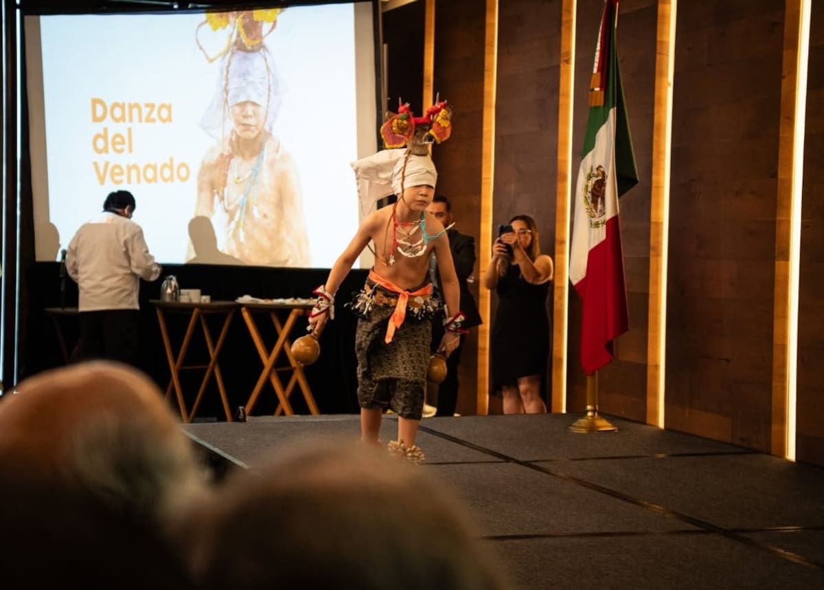 La muestra gastronómica estuvo acompañada por una presentación de danza tradicional sonorense.