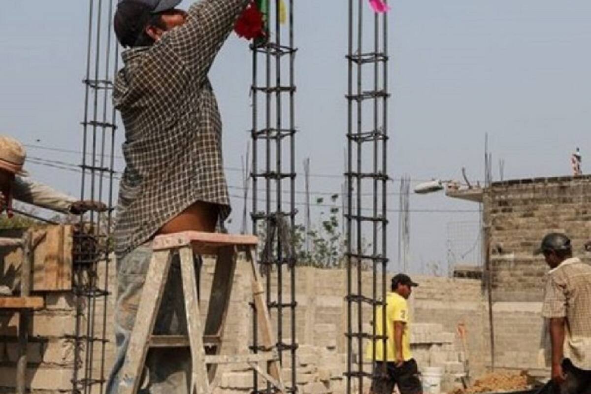 Este Día del Albañil y de la Santa Cruz te traemos los mejores memes sobre quienes realizan este importante oficio.