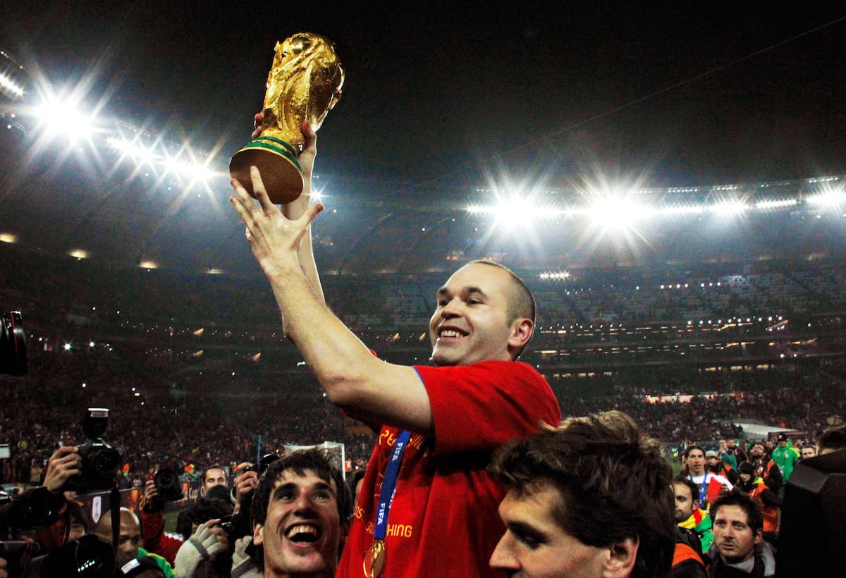 ARCHIVO - El centrocampista español Andrés Iniesta alza el trofeo de la Copa del Mundo tras la victoria ante Holanda en la final, el 11 de julio de 2010, en Johannesburgo. (AP Foto/Bernat Armangue)