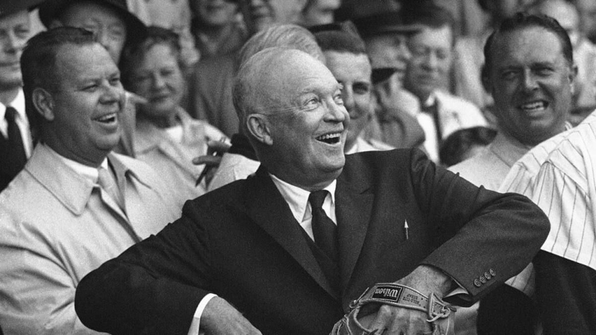 El rostro de Eisenhower siempre se iluminaba cuando tomaba una pelota de beisbol con sus manos. | Foto: AP