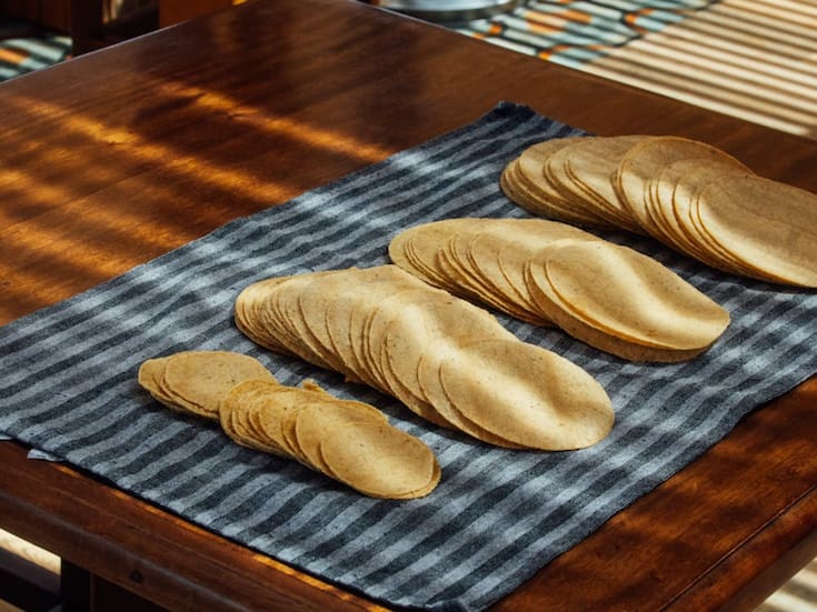 Estudios científicos alertan que guardar tortillas en bolsas de plástico puede alterar el alimento y exponer al organismo a microplásticos y químicos asociados a problemas hormonales y metabólicos