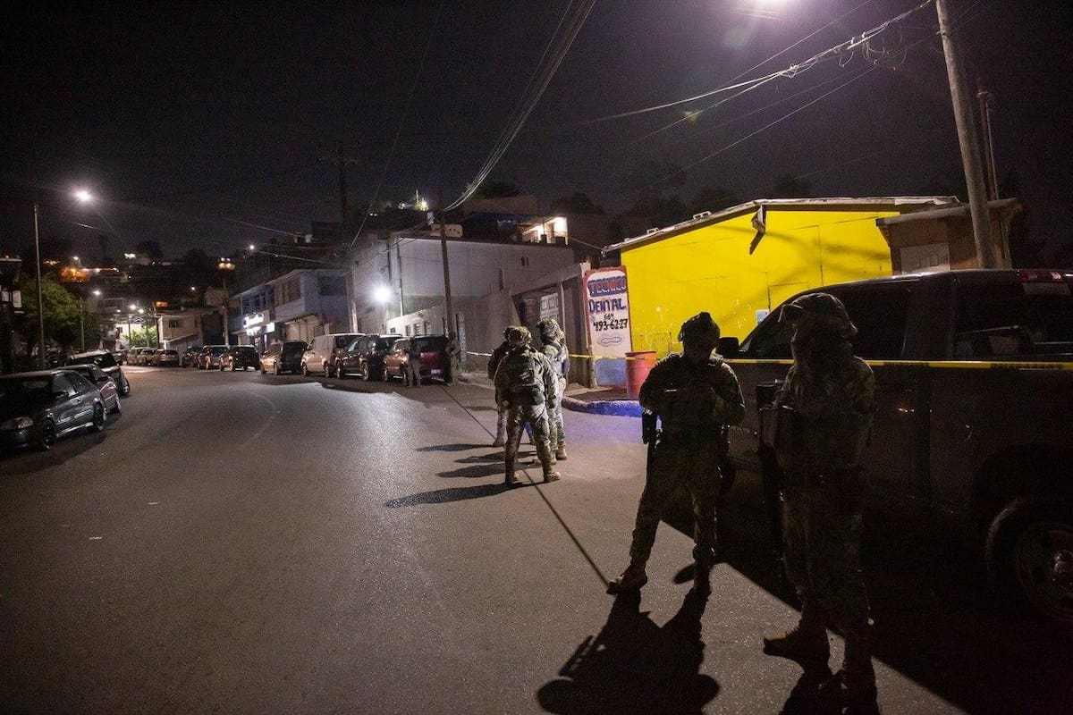 La víctima, de 29 años, fue atacada durante la noche; en el lugar se localizaron indicios balísticos y una motocicleta presuntamente usada en la huida. Foto: Border Zoom