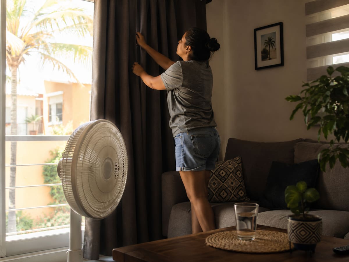 Cerrar las cortinas, utilizar ventiladores y evitar la entrada directa del sol ayuda a reducir la temperatura dentro de la vivienda.