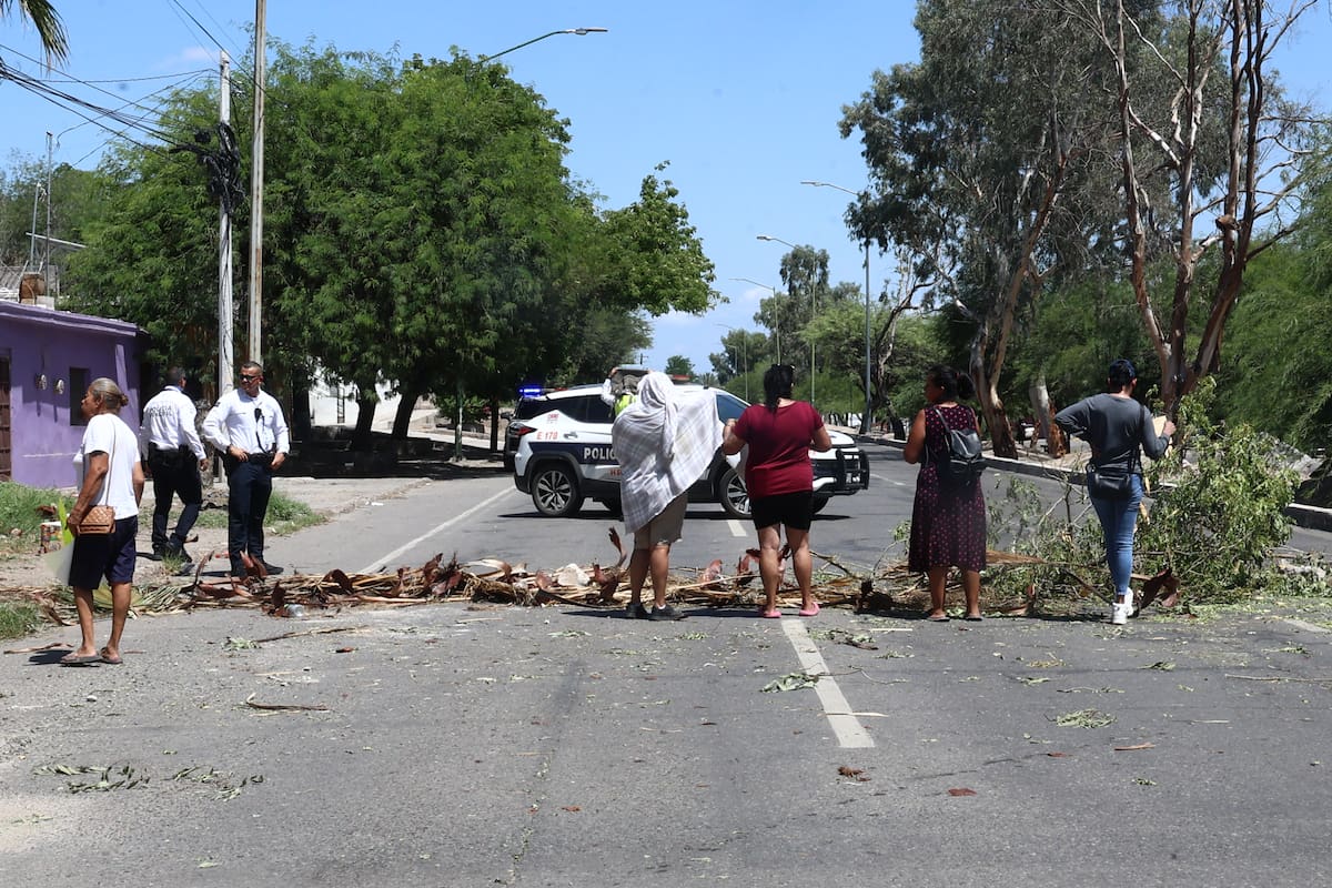 Seis días sin agua: vecinos de la colonia El Mariachi bloquean el bulevar Luis Encinas en protesta ante falta del servicio