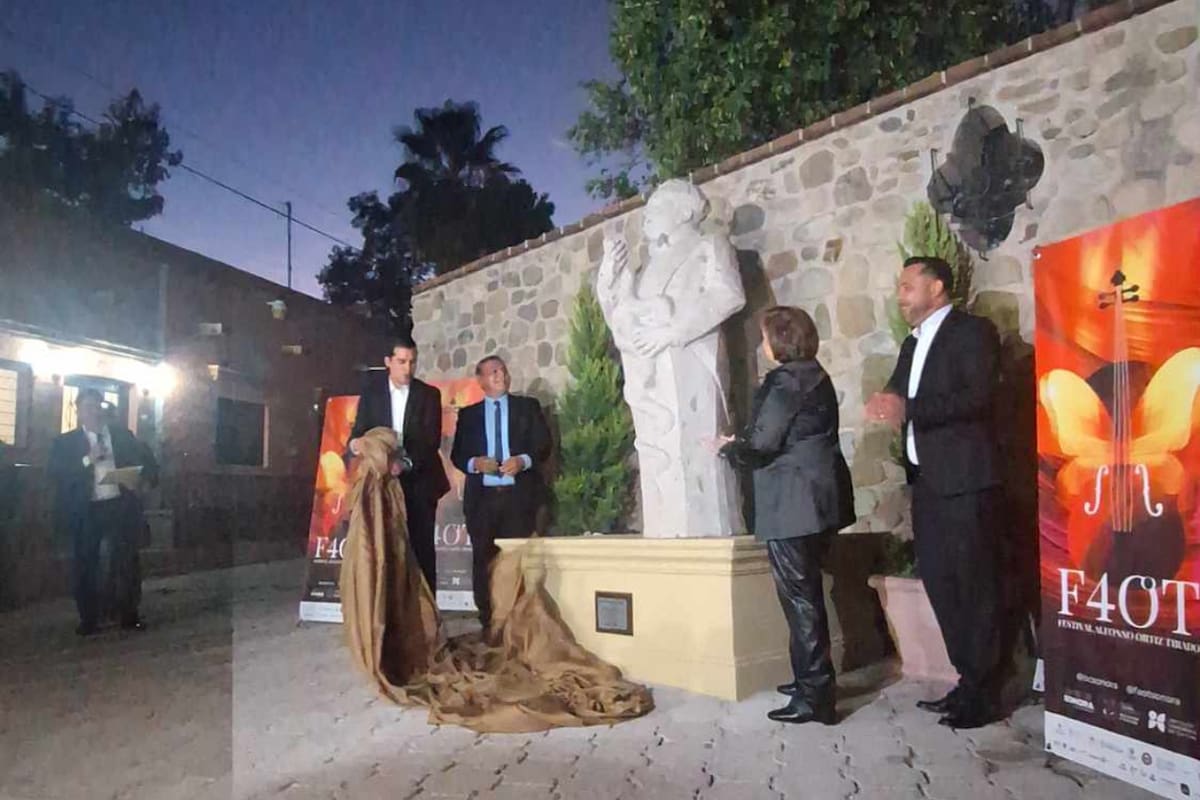 Develan escultura de Alfonso Ortiz Tirado en el inicio del FAOT