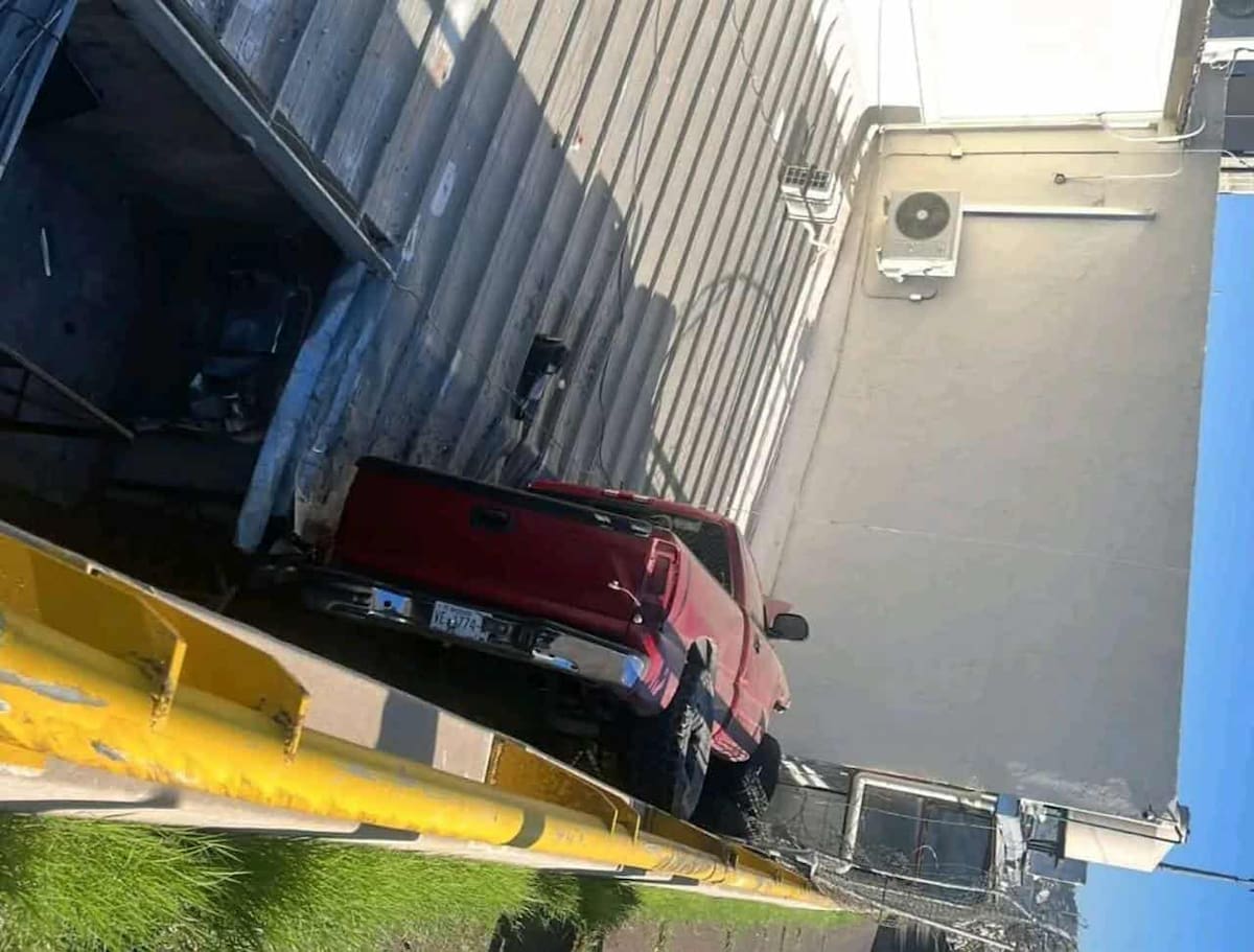 Camioneta termina en el techo de un comercio